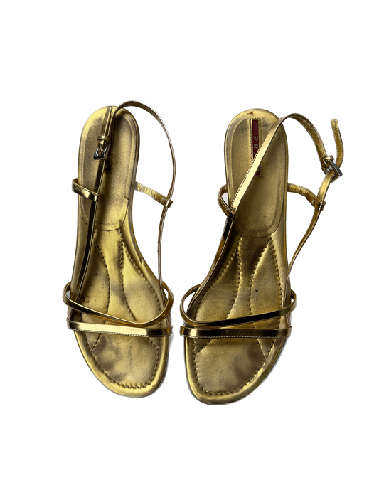 Prada gullitaðir fylltir hælar / Prada gold wedges