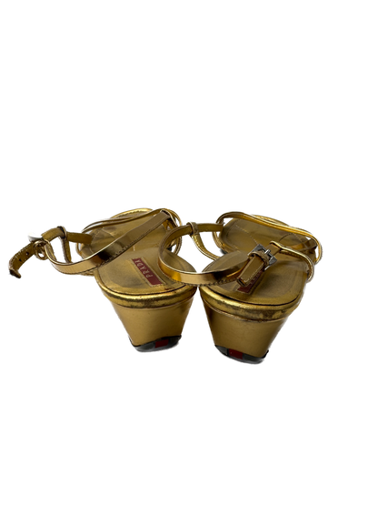 Prada gullitaðir fylltir hælar / Prada gold wedges