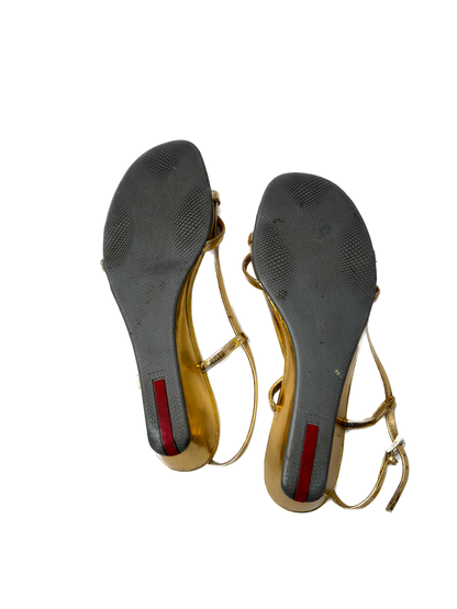 Prada gullitaðir fylltir hælar / Prada gold wedges