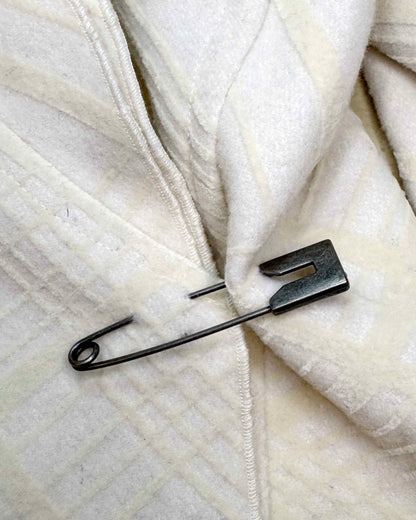 Ljós pilsdragt / Ivory skirtsuit