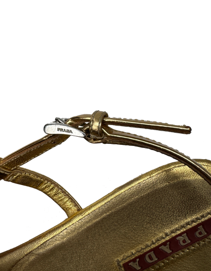 Prada gullitaðir fylltir hælar / Prada gold wedges